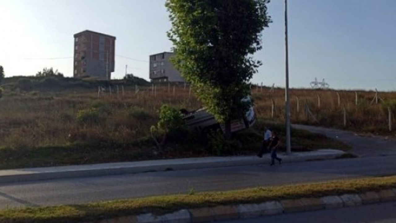Arnavutköy'de halı yıkama servisi takla attı. 1 yaralı