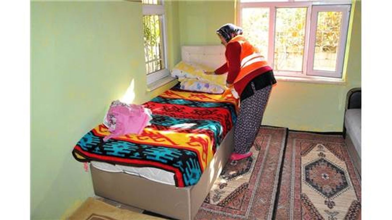 Akşehir Belediyesinin Yaşlılara Evde Temizlik Hizmeti Sürüyor